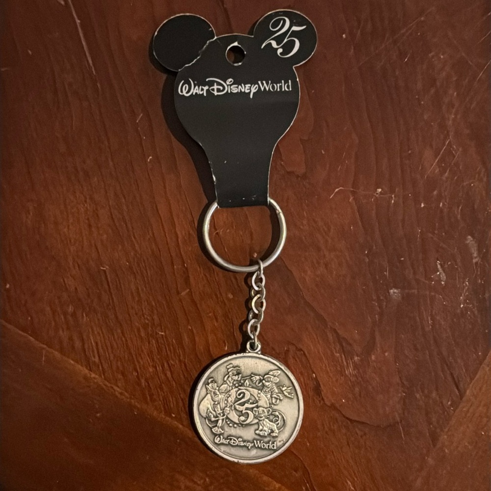 Vintage Walt Disney World 25th Anniversary Keychain 1971-1996 New With Tag.